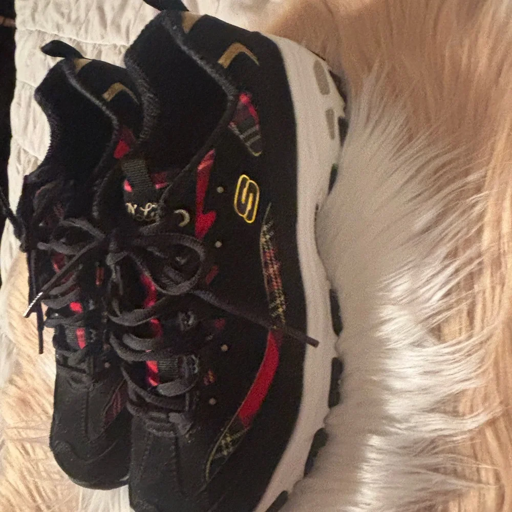 Skechers Black and Red Woman Sneakers.